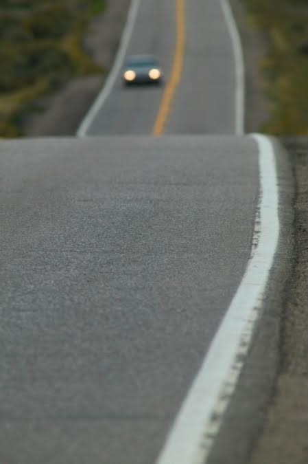 coche-carretera-desnivel-pronunciado
