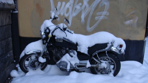 moto-nieve-aparcada