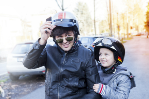 padre_y_hijo_en_moto