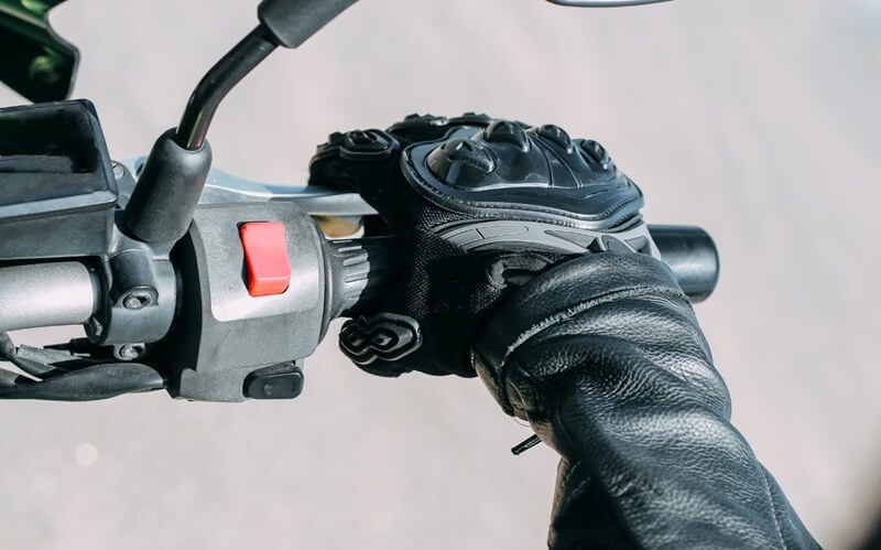 11 accesorios de moto que parecen inútiles… hasta que los necesitas