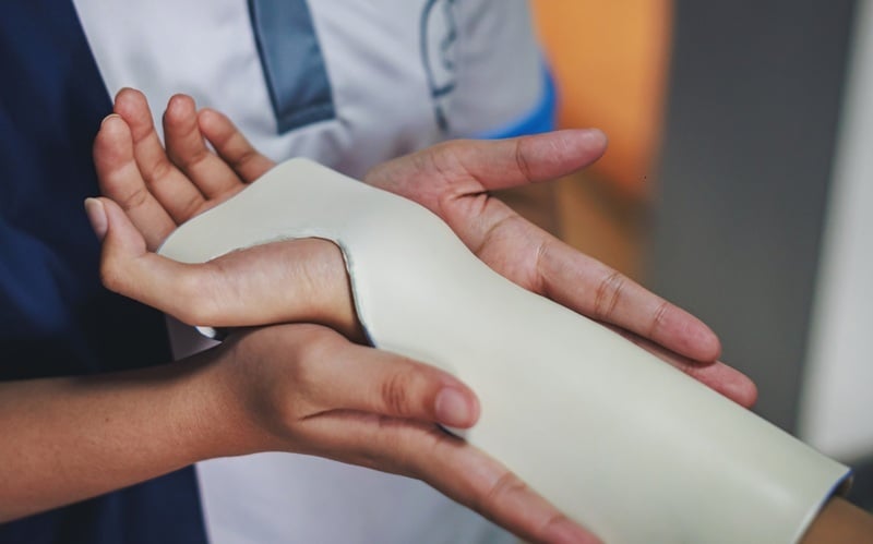 Accidentes navideños (demasiado) típicos: del árbol que se cae al hielo en la acera