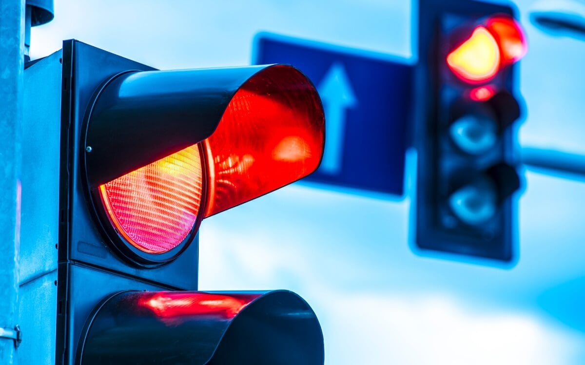 Cómo los algoritmos mejoran la seguridad vial: entendiendo la tecnología detrás del tráfico inteligente