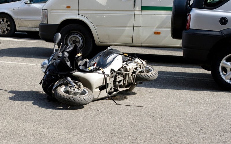 La “caída tonta” en moto: el accidente a baja velocidad que más duele (y cómo evitarlo)