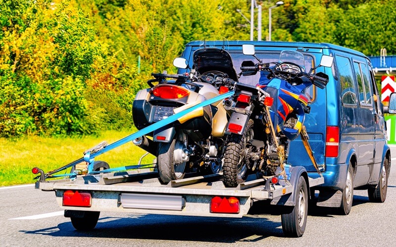 Cómo transportar tu moto a tu destino de vacaciones sin conducirla