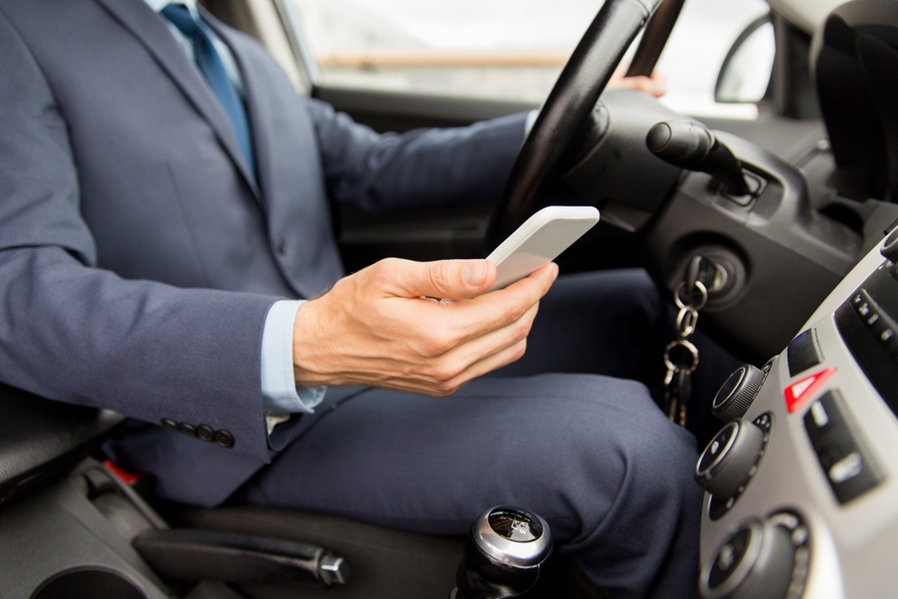 El peligro de usar el móvil en el coche