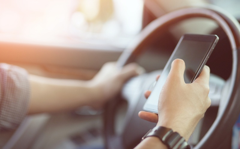 El peligro de usar el móvil en el coche