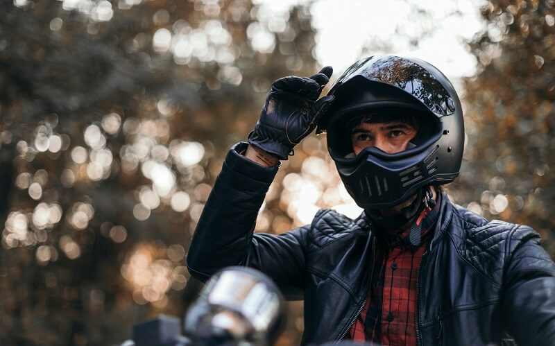 ¿Se puede oír música mientras conducimos la moto?