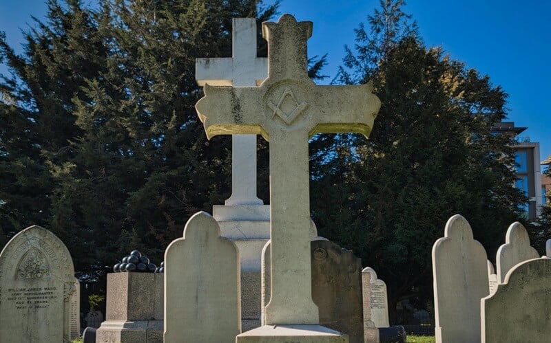 Qué significan los símbolos de las lápidas: el lenguaje oculto de los cementerios