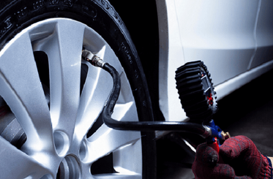 Revisión del estado de los neumáticos del coche