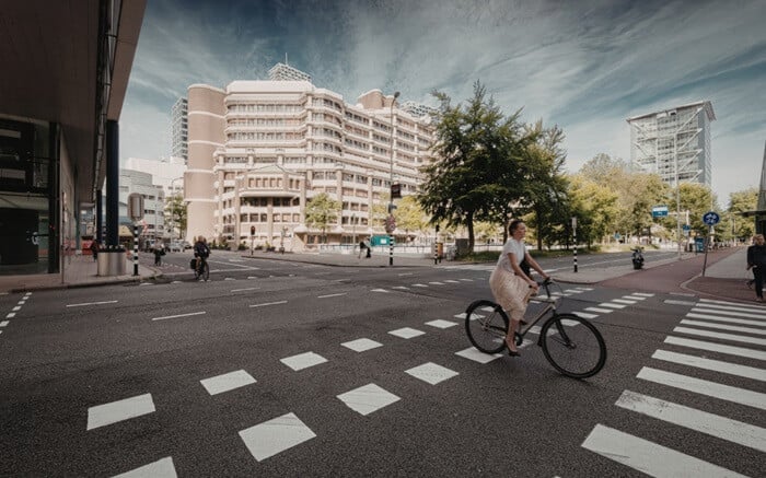 La seguridad vial es cosa de todos: coches, peatones, motos y bicis