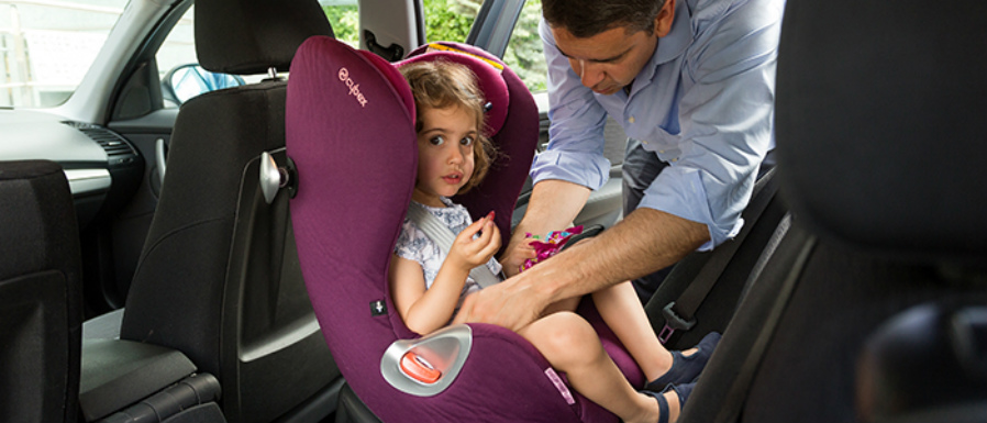 En el coche, los niños menores de cuatro años, siempre en una silla a contramarcha